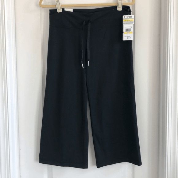 NEW Women's Size Small Under Armour Studio Perfect Capri Pants Black 1236304-001 - Picture 1 of 5